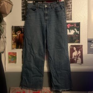 Women’s Old Navy’s sky-high wide leg jean
(Extra high rise)